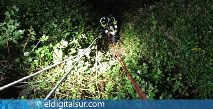 Bomberos de Tenerife descendiendo al barranco en La Cumbrilla para rescatar a la persona atrapada