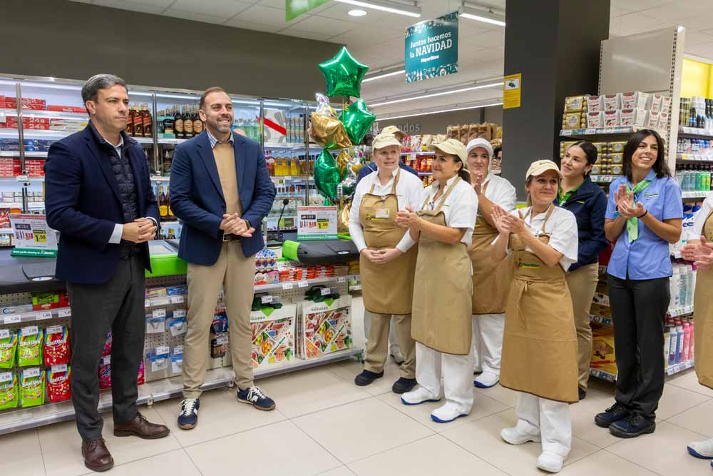 Parte del equipo del nuevo SuperDino de Los Silos, formado por 15 trabajadores, en el día de la apertura del establecimiento