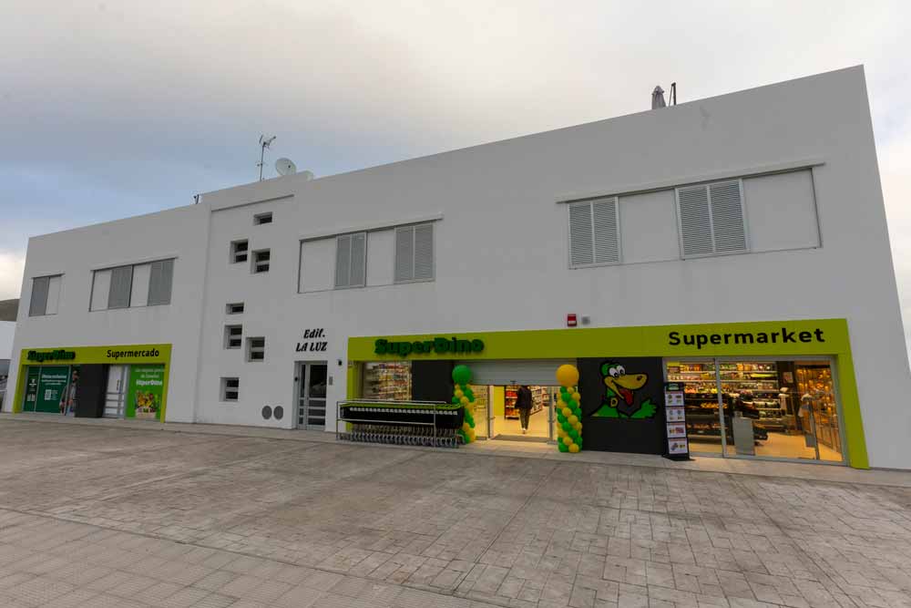Fachada del nuevo SuperDino de Los Silos, durante el día de su inauguración 