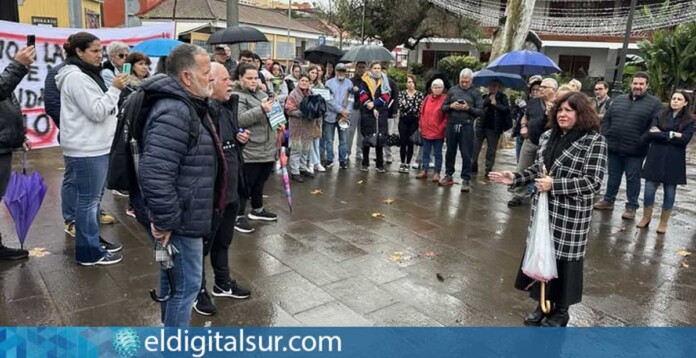 Sandra Izquierdo conversa con vecinos durante la concentración en la Plaza del Cristo, tras anunciar la cancelación de la desaladora en Mesa del Mar