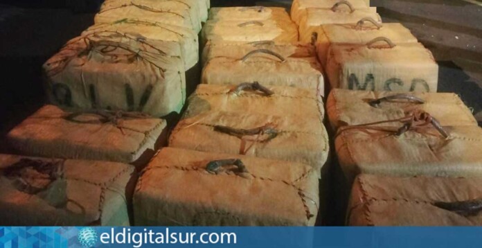 Hachís intervenido por la Guardia Civil, con un total de 23 fardos que arrojaron un peso de 906 kilos, hallados en el interior de la furgoneta interceptada en La Orotava