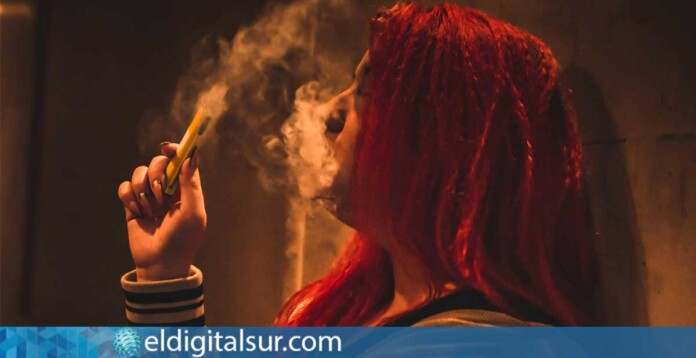 Chica usando un vapeador