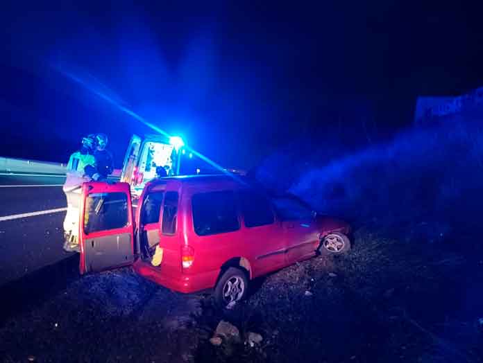Intervención de los bomberos tras un accidente de tráfico en la autopista TF-1, a la altura del Puertito, en Güímar