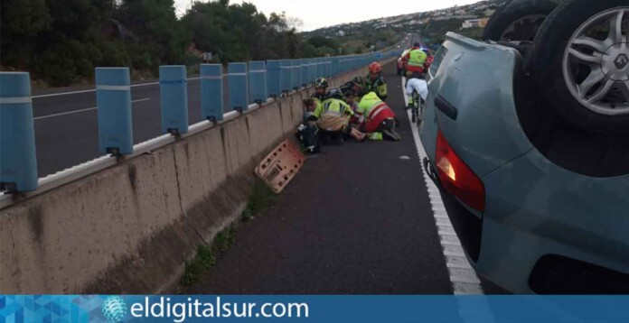 Vehículo volcado en la TF-5 a la altura de La Victoria de Acentejo tras el accidente que dejó heridas a dos jóvenes