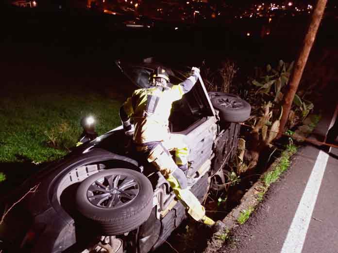 Aseguran un vehículo volcado en el camino El Bronco tras un accidente de tráfico