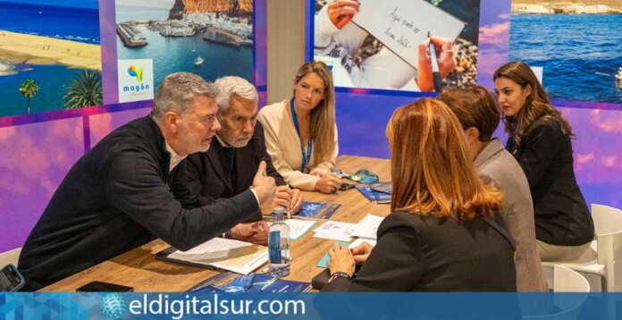 Delegación del Ayuntamiento de Adeje durante su participación en Fitur