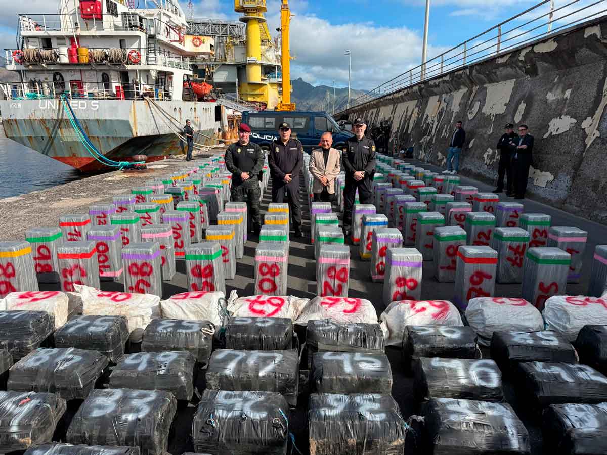 Los 294 fardos con casi 10 toneladas de cocaína ocultos entre sal tras ser incautados en alta mar