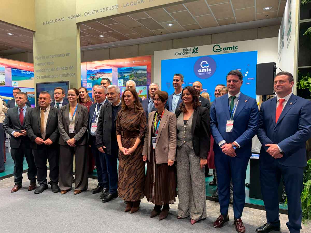 Alcaldes de la AMTC junto a la consejera de Turismo durante la presentación de los avances de Canary Green.
