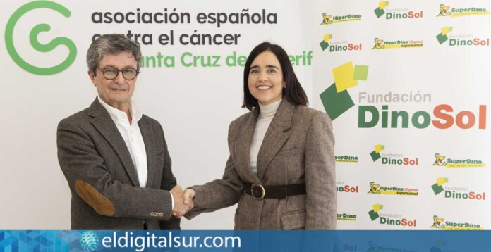 Andres Orozco, presidente de la AECC en Santa Cruz de Tenerife, y Patricia Muñoz, directora de la Fundación DinoSol, durante la reunión para cerrar los detalles de la iniciativa solidaria “La Compra de tu Vida”
