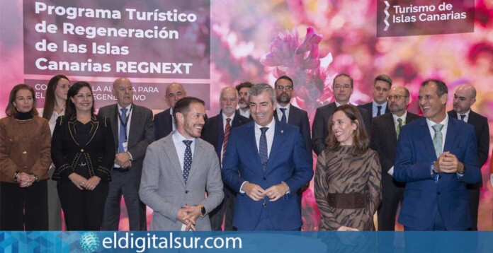 Autoridades del Gobierno de Canarias durante la firma del memorando de la Alianza para el Turismo Regenerativo en Fitur
