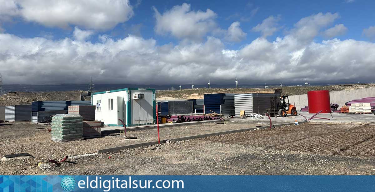 CATE-Granadilla-de-Abona-2-100126 Materiales de obra en el terreno anexo a la central térmica del Puerto de Granadilla, en los primeros trabajos para la construcción del CATE / EDS