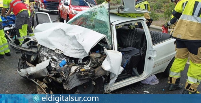 Cinco personas resultaron heridas, una de ellas de gravedad, en un accidente de tráfico en Arona