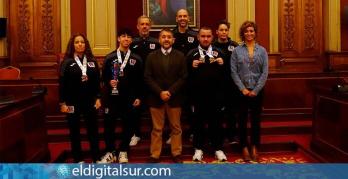 El alcalde José Manuel Bermúdez y la concejala Alicia Cebrián felicitan a los deportistas de Arirang