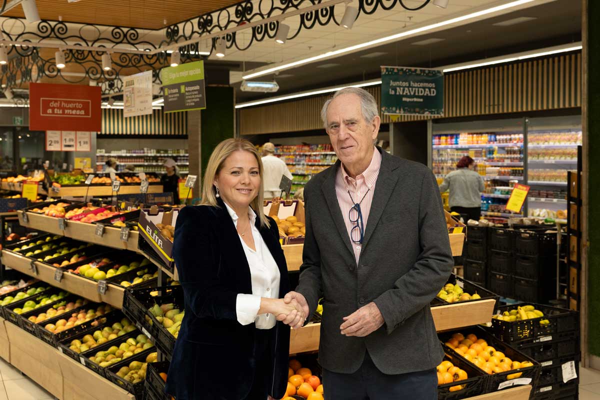 Davinia Domínguez, presidenta de la Fundación DinoSol, y Pedro Llorca, presidente de la Federación Española de Bancos de Alimentos