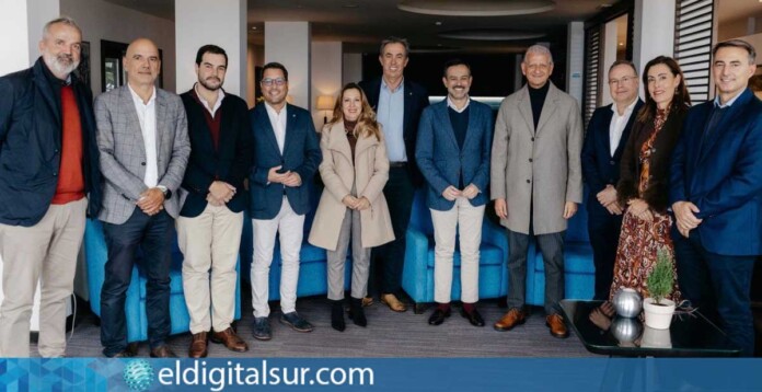 Directivos de Alisios Norte junto a la presidenta del Cabildo de Tenerife, Rosa Dávila, el vicepresidente Lope Afonso y los alcaldes del Valle de La Orotava: Francisco Linares, Adolfo González y Leopoldo Afonso, durante el encuentro para analizar la movilidad, el urbanismo y las infraestructuras del norte de la isla