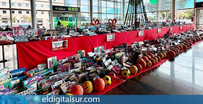 Entrega solidaria de juguetes y ropa para niños y niñas de familias vulnerables