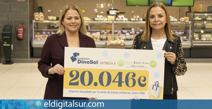 Entrega del cheque de 20.046 euros recaudados por HiperDino y Fundación DinoSol para la remodelación del comedor-cocina de la Casa Hogar de la Fundación Alejandro Da Silva
