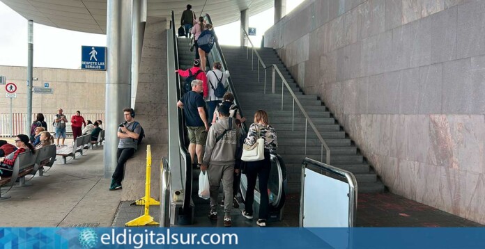 Escaleras mecánicas del intercambiador de TITSA en Santa Cruz
