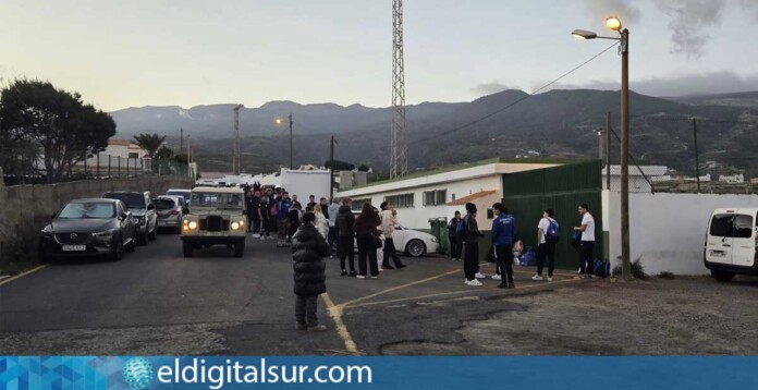 Exterior del campo de fútbol de Arico, donde los equipos tuvieron que esperar en la calle el pasado fin de semana, en una imagen difundida por Coalición Canaria