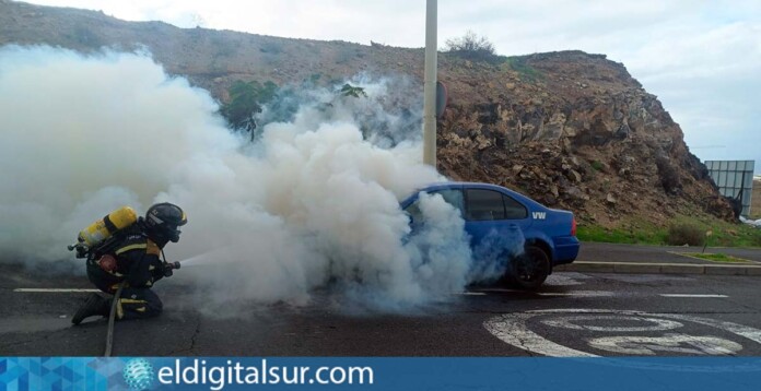 Bomberos de Tenerife apagan vehículo en llamas en Adeje
