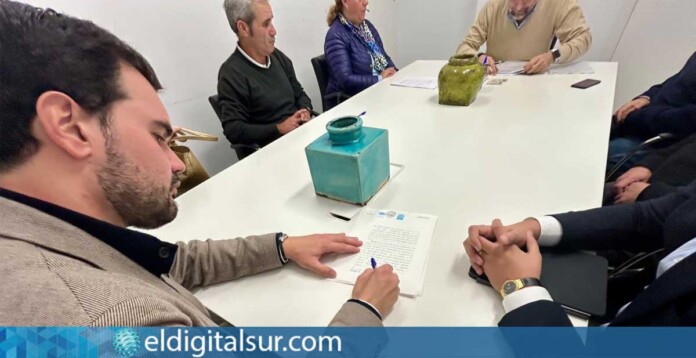 Firma ante notario de las dos primeras adjudicaciones de viviendas municipales dentro del proceso de regularización en San Valentín y Santiago Apóstol, impulsado por el Ayuntamiento de Puerto de la Cruz