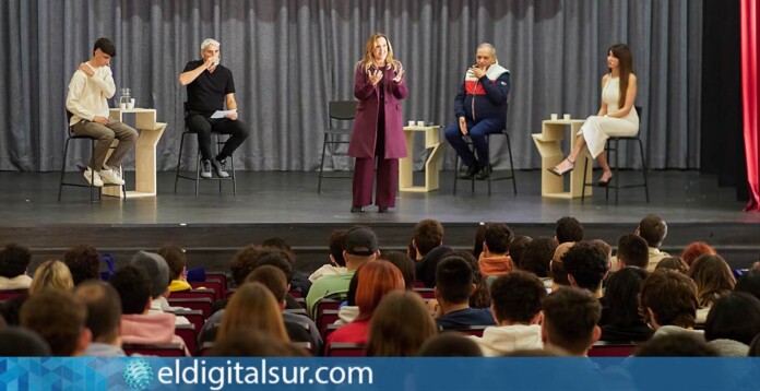 La presidenta Rosa Dávila y el consejero Efraín Medina acompañan a estudiantes en el Digital Talents Tour Canarias