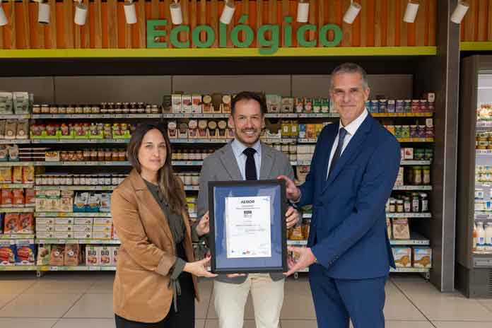 Mariano Hernández Zapata durante su visita a HiperDino Miller, primera tienda de la cadena en obtener el certificado ISO 14001 de gestión ambiental