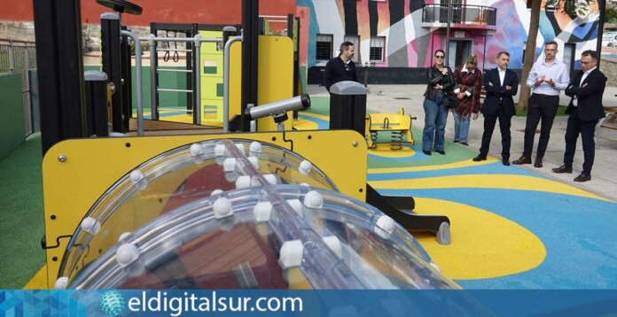 El alcalde José Manuel Bermúdez y los concejales Carlos Tarife y Javier Rivero durante la inauguración del parque infantil de El Rosarito