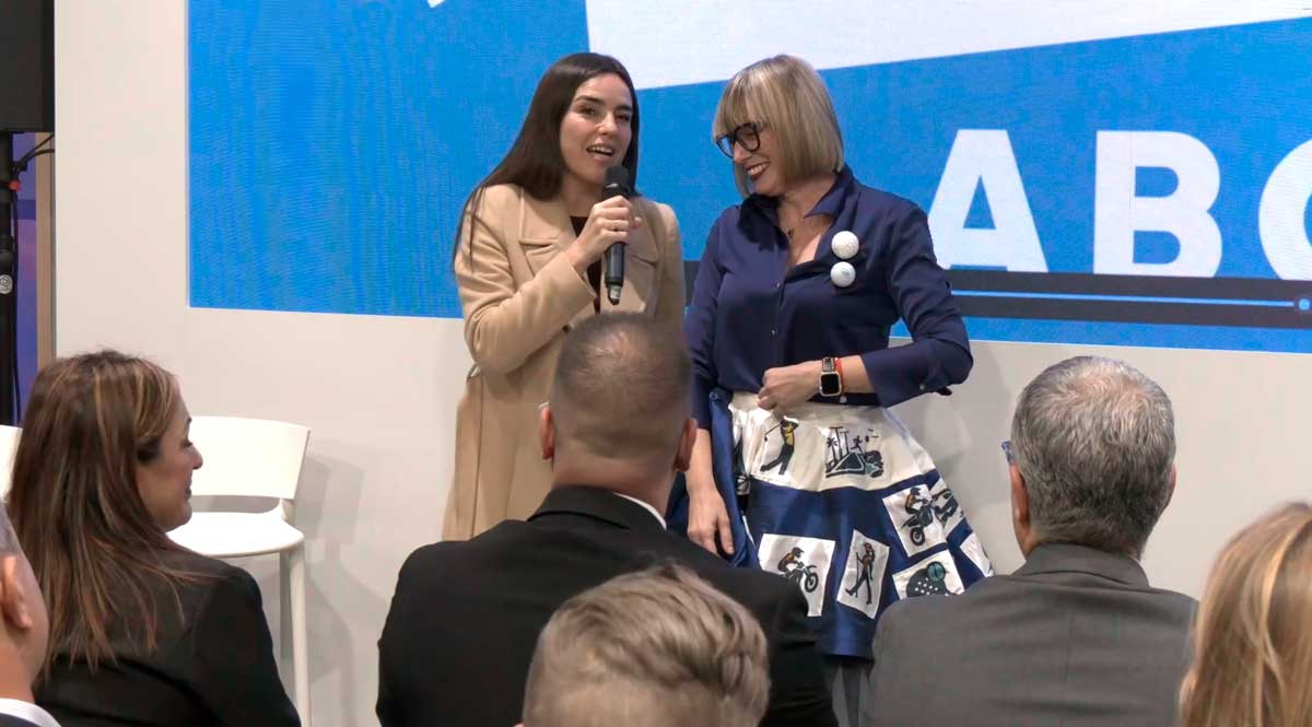 Laura Paiz presenta en FITUR 2026 una falda inspirada en el traje típico canario, con pictogramas que representan la oferta de turismo activo de San Miguel de Abona
