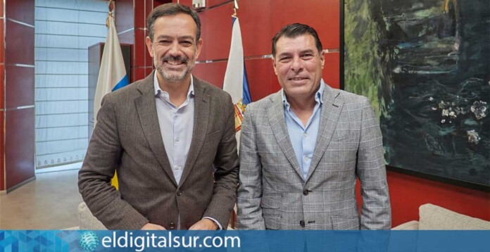 Lope Afonso y Alejandro Morales Mansito, durante el encuentro celebrado en el Palacio Insular para abordar la planificación deportiva de la temporada 2026/27