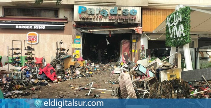 Bomberos de Tenerife extinguen un incendio de madrugada en un comercio de Los Cristianos, en Arona / Foto: Mercedes Menendez