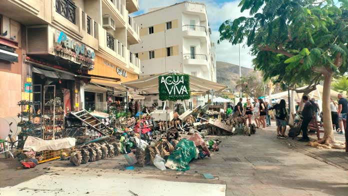 Estado en el que quedó el local comercial tras el incendio registrado de madrugada en Los Cristianos / Foto: Mercedes Menendez 