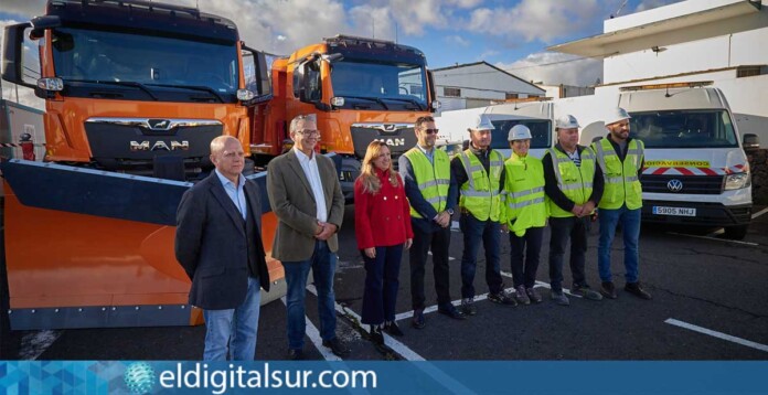 Rosa Dávila y Dámaso Arteaga durante la visita al Parque Taller de Carreteras de La Cuesta, donde supervisan los nuevos vehículos y la maquinaria