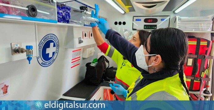 Alumna de TES durante sus prácticas en ambulancia del SUC