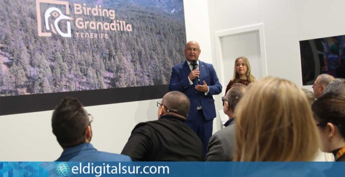 El alcalde José Domingo Regalado y la concejala de Turismo Eudita Mendoza durante la presentación de ‘Birding Granadilla’ en FITUR 2026