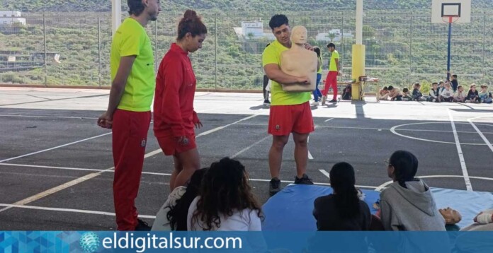 Alumnos del CEIP Chayofa participan en una clase práctica de RCP impartida por el alumnado trabajador del PFAE