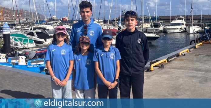 Regatistas del Club de Mar Radazul durante la Copa Cabildo de Optimist C, celebrada en aguas de Santa Cruz de Tenerife.