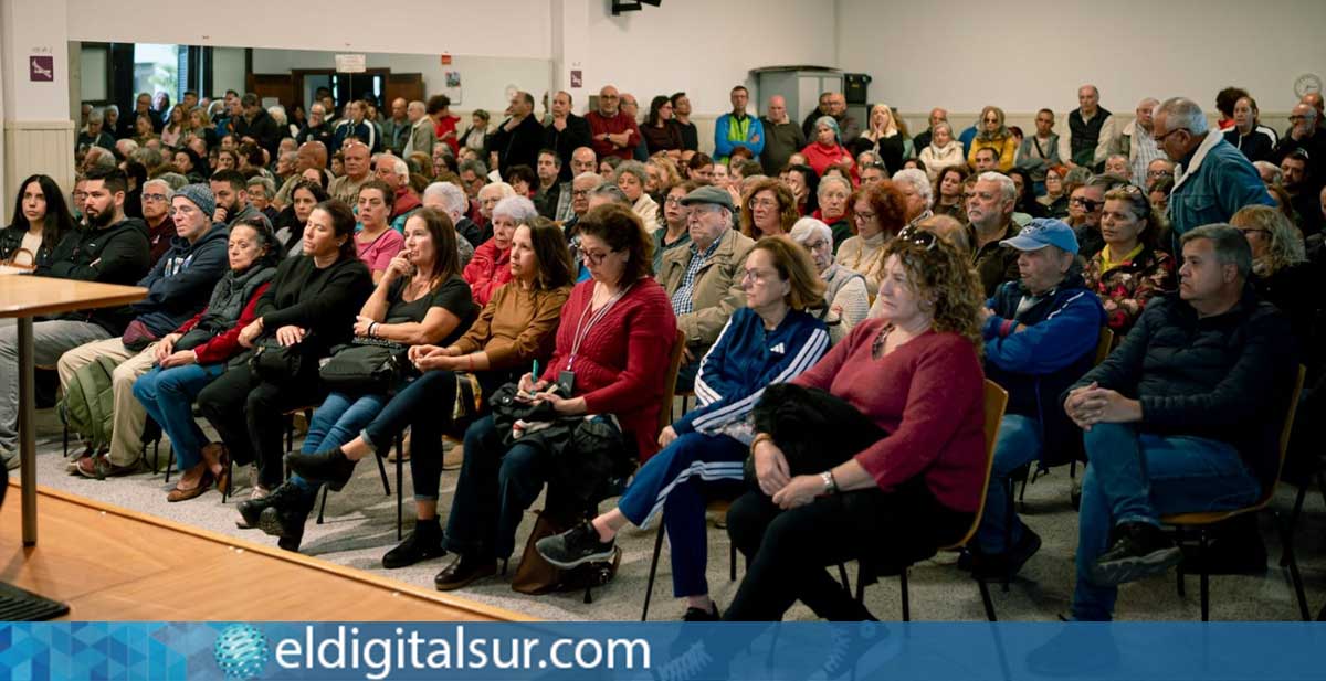 Vecinos de Las Chumberas participan en la asamblea convocada por el Ayuntamiento de La Laguna para informar sobre la transformación del barrio y escuchar sus inquietudes