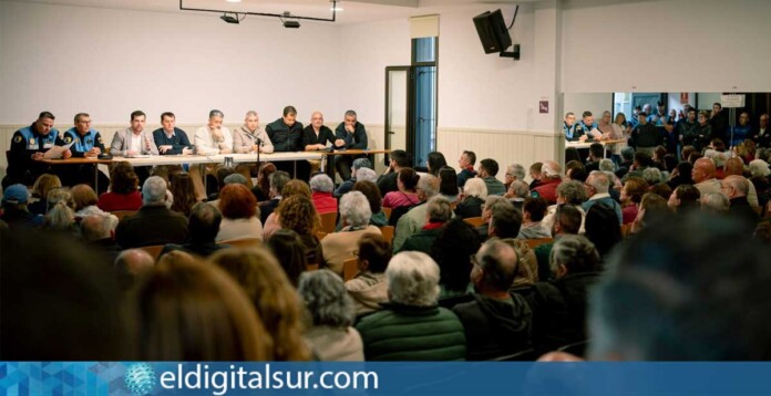 El alcalde de La Laguna, Luis Yeray Gutiérrez, junto a miembros del equipo de gobierno y técnicos municipales durante la asamblea vecinal sobre la transformación de Las Chumberas