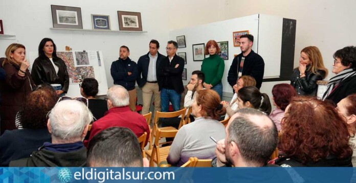 José Manuel Bermúdez y Carlos Tarife informan a los vecinos sobre la renovación del alcantarillado en Barrio Nuevo