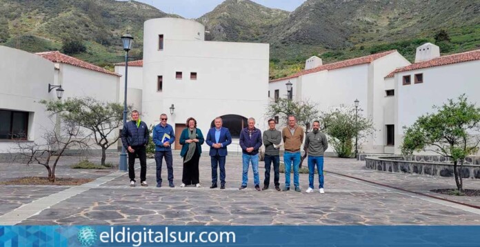 Valentín González y representantes del Grupo de Acción Rural de Tenerife en el Complejo de Los Pedregales
