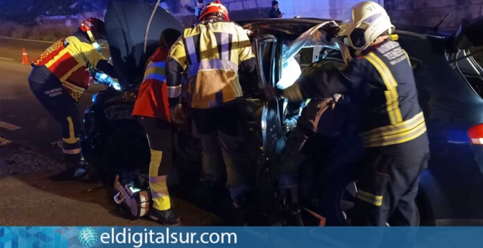 Efectivos del Consorcio de Bomberos de Tenerife durante las labores de excarcelación de dos de los ocupantes tras el accidente en la calle Rositen, en Santa Cruz de Tenerife