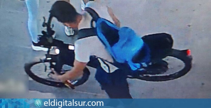 Imagen de cámara de seguridad relacionada con el robo de una bicicleta de alta gama en Costa del Silencio