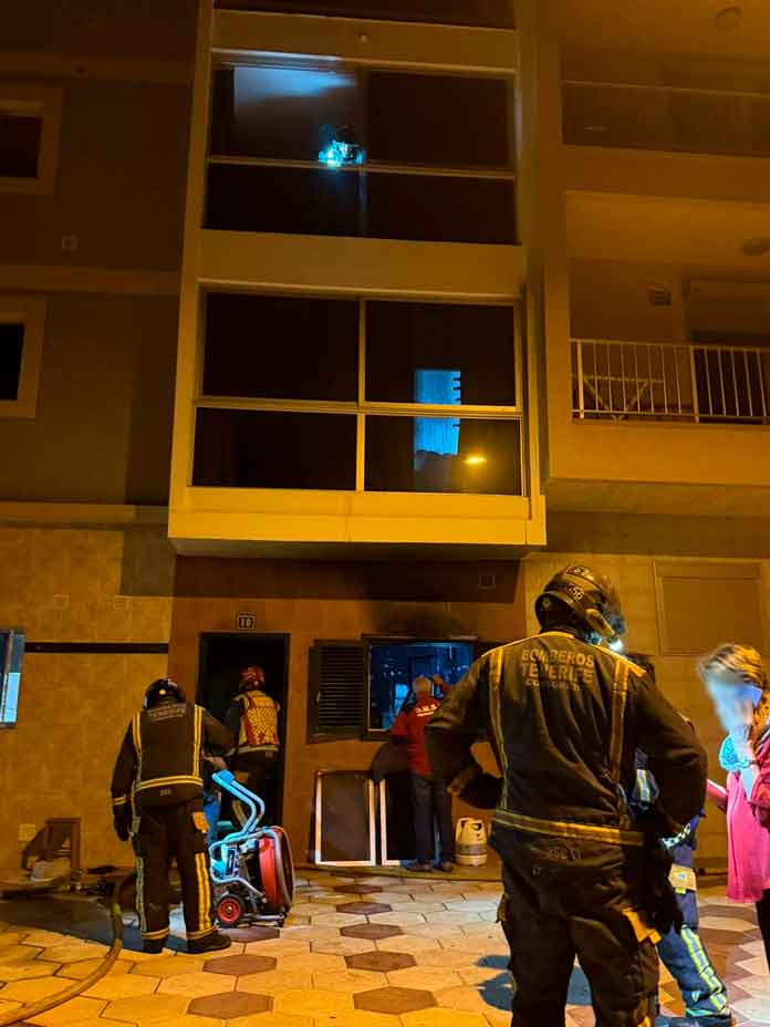 Efectivos de Bomberos de Tenerife durante las labores de extinción y ventilación tras el incendio de una vivienda en la calle El Varadero, en Las Galletas (Arona)