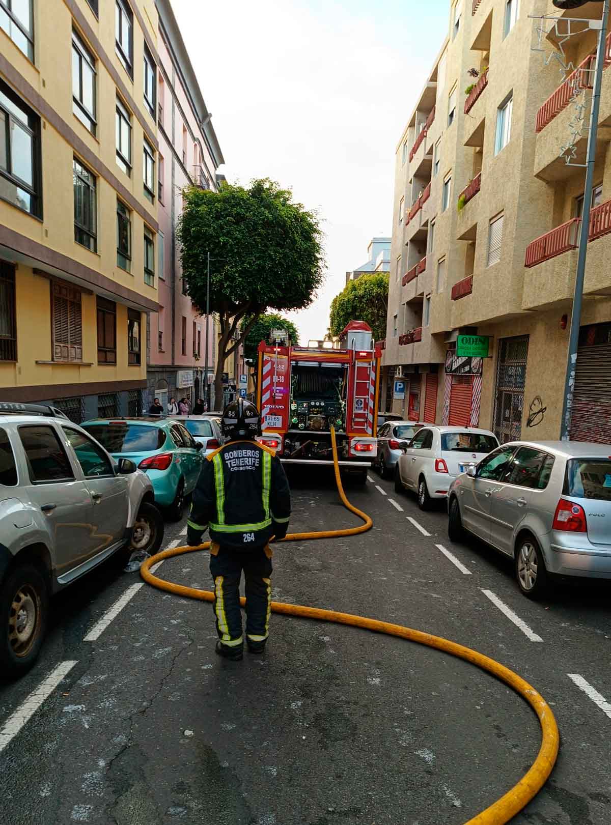 Bomberos trabajan en la extinción del incendio que afectó a una vivienda en La Laguna, donde una persona falleció y otras dos resultaron heridas / Bomberos de Tenerife