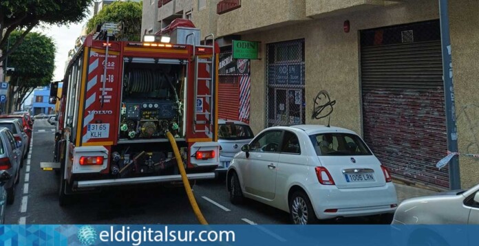 Bomberos trabajan en la extinción del incendio que afectó a una vivienda en La Laguna, donde una persona falleció y otras dos resultaron heridas / Bomberos de Tenerife