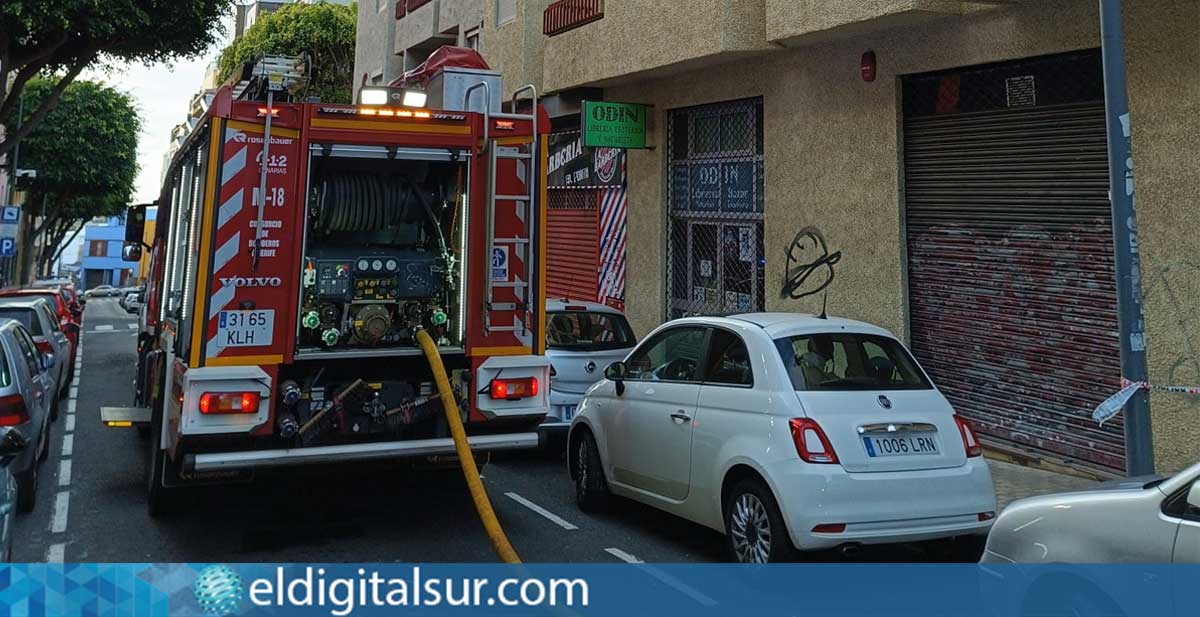 bomberos-incendio-260126 Bomberos trabajan en la extinción del incendio que afectó a una vivienda en La Laguna, donde una persona falleció y otras dos resultaron heridas / Bomberos de Tenerife