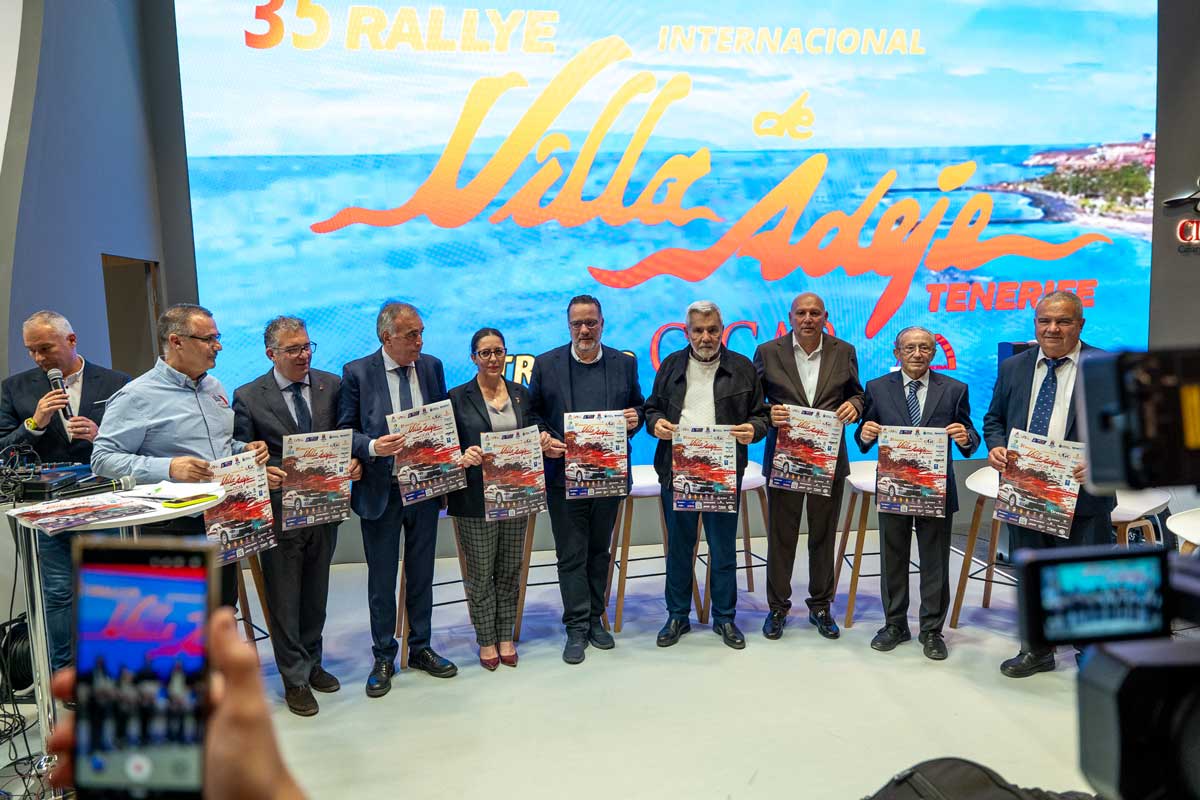 Autoridades y organizadores posando tras la presentación de la 35 edición del Rallye Villa de Adeje