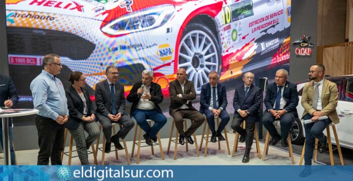 Momento en que los organizadores presentan el recorrido y novedades del Rallye Villa de Adeje ante los medios