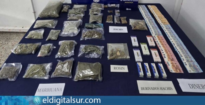 Sustancias estupefacientes y dinero en efectivo incautados por la Policía Nacional durante el registro del local en el centro de Santa Cruz de Tenerife